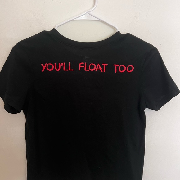 IT PENNYWISE BALLOON STEPHEN KING CROP HALLOWEEN TEE - Picture 3 of 5